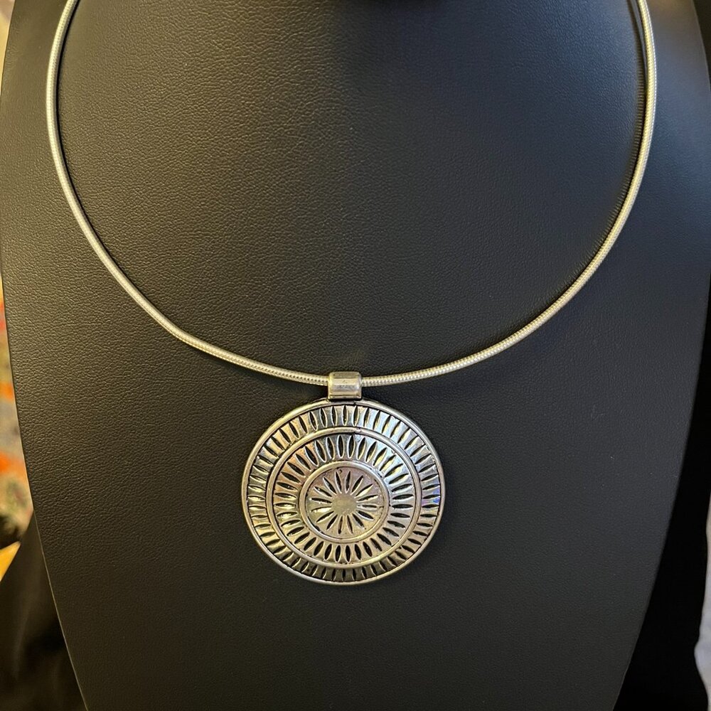 Liz Claiborne Silver‑Tone Medallion Pendant on Wire Collar Necklace - Picture 2 of 4